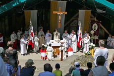 Festgottesdienst zum 1.000 Todestag des Heiligen Heimerads auf dem Hasunger Berg (Foto: Karl-Franz Thiede) Festgottesdienst zum 1.000 Todestag des Heiligen Heimerads auf dem Hasunger Berg (Foto: Karl-Franz Thiede)